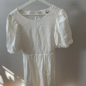 Vit kort klänning  - En perfekt student//vanlig vit fin klänning men öppen rygg💕Aldrig använd och finns inte längre på bubbelroom hemsida, antigen är den slutsåld eller inte säljs längre💕Hör gärna av dig gällande mer frågor och priset kan förhandlas om!!💕✨