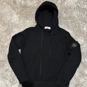 Svart hoodie från Stone Island - Tja! Säljer denna stiliga hoodien i en skön colour way❗️| Skick: 9/10! Otroligt bra skick, har används 1-3 gånger! | Storlek: M sitter också bra på S ❗️| Ny pris ca 2500kr 💵| Färg: Svart ⬛️| Tillbehör tyvärr inga tillbehör med 🙁| Fraktar: Spåra genom PostNord och Instabox 📦| Hör av er för mer information! | Allt gott! 👊