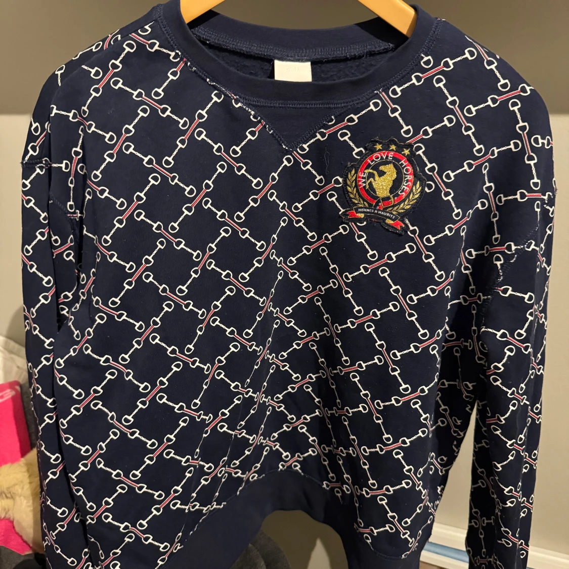 Mönstrad mörkblå tröja