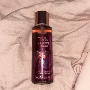 Victoria's Secret Chrome Peony Fragrance Mist - En doftmist från Victoria's Secret med namnet Chrome Peony. Luktar blommigt och lite frukigt :) 