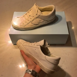 Philip model - Ett par feta Philip models| I ett fint skick allt på bilden medföljer.👑 Stolek 38 men passar även 39./ hör av er vid fundering.