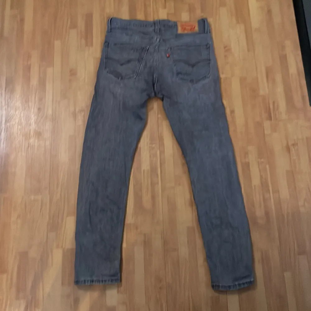 Snygga grå jeansbyxor med klassisk femficksdesign och dragkedja. Perfekta för en avslappnad stil. Storlek 30/32. Farkut & Housut.