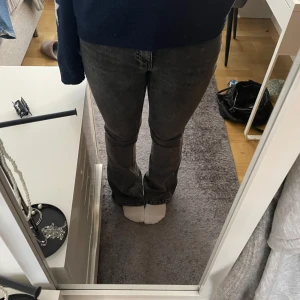 Bootcut jeans  - Bootcut jeans från gina tricot som går en bit under naveln. Midja 35 cm och innerben 82 cm. Slitningar längst ner på benen (bild 4) men inget som syns mycket❤️ Nypris 500