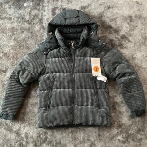 Save the duck jacka - Säljer tvärfet save the duck jacka i storlek M. Den är mörkgrön och oanvänd. Självklart äkta som ni kan se på certilogo qr. Mått kan ordnas. Byten accepteras