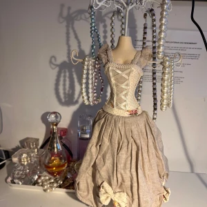 Smyckes Docka - Elegant smyckeshållare. Perfekt för att organisera och visa upp dina smycken på ett stilfullt sätt. Den är helt ny med prislappen kvar, jag säljer då jag redan har flera!💗💗 Smyckena i bilden ingår ej! #accessoarer #smycken #sthlmstil #coquette #aesthetic 