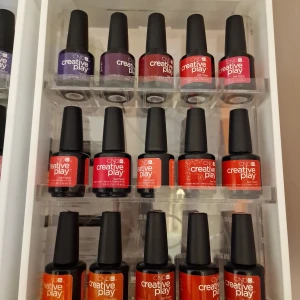 Nagellack från CND Creative Play - Säljer ett brett (pver 100st) utbud av nagellack från CND Creative Play i olika färger, de flesta enbart swatchade eller använt fåtal ggr.Perfekt för att skapa unika nagelstilar med hög kvalitet och glans.