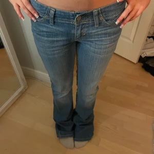 Vintage Levis jeans  - Super snygga som aldrig används längre🥰🥰OBS! Står ingen storlek men följ motten!! Innerbenslängd- 77 cm, midjemått - 36🩷