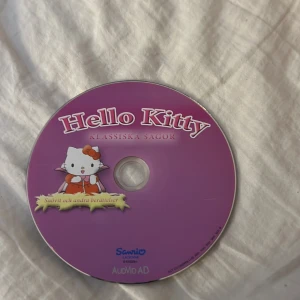 DVD film hello Kitty - Säljer denna dvd skivan från sanrio licence. I dvd  finns det dom kända berättelserna. Snövit, Rödluvan och vargen, Hans och Greta, pojken och vargen sen två andra till, väldigt fin och funkar bra laggar under två sekunder i nån berättelse men försvinner snabbt.☺️