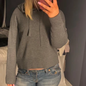 Grå hoodie - Stickad grå hoodie från hm, passar s och m, skriv för fler bilder 💗