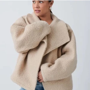 Teddyjacka Gina Tricot  - Säljer min teddyjacka, använd max 5 gånger därav säljer jag den, tvättad 1 gång - kan se mer använd ut än vad den är 🙌🏼 