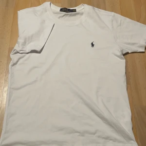 Polo Raulph Lauren t shirt - En vit Polo Raulph Lauren t-shirt i storlek S. Ny pris 1095kr. Alldeles ny och aldrig använt. Pris kan diskuteras via snabbaffär.