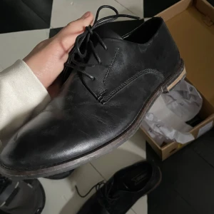 Finskor - Eleganta svarta skinnskor från Friboo, endast använda en gång på ett bröllop. Har sedan dess bara stått i garderoben och samlat damm. Skorna är nu flera storlekar för små men är så gott som nya. Tveka inte att kontakta mig vid frågor!  Mvh/ Manne