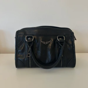 Svart Zadig väska  - Superfin svart väska ifrån Zadig, längre band tillkommer!  Väskan är köpt secondhand för 1700kr så kan INTE garantera att den är äkta! I vilket fall som helst superfin väska i nyskick!