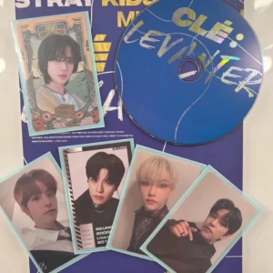 Stray Kids Mini Album Clé: Levanter - DETTA Levanter album kommer med photoboken, Cd skiva, Photocards som är på bilden även en special page på Felix