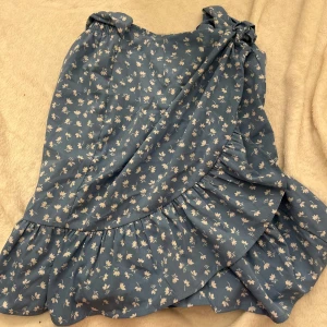 Blommig blå kjol från ONLY - Säljer denna super söta kjol från only som man knyter upp till midjan! Bara att meddela mig om ni har någon fråga!💙Betalning sker via Swish!!