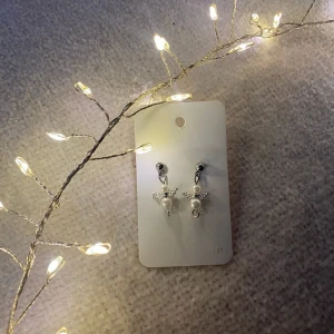 Änglavingar med vita pärlor  - Hållbart skapade - Tillverkade i återvunnet material för att bidra till en mer hållbar framtid 