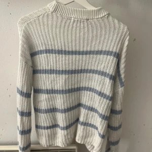 Vit och blå randig stickad tröja från 157 - Mysig vit stickad tröja med blå ränder från 157. Perfekt för kyliga dagar med sin bekväma passform och långa ärmar. Kontakta om du har några frågor!🤍betalning sker via Swish!!