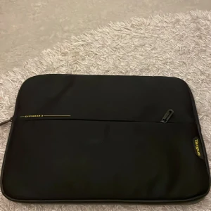Svart datorväska från Targus - Säljer en stilren svart datorväska från Targus. Väskan har en praktisk dragkedja och är perfekt för att skydda din laptop. Pris kan diskuteras! 