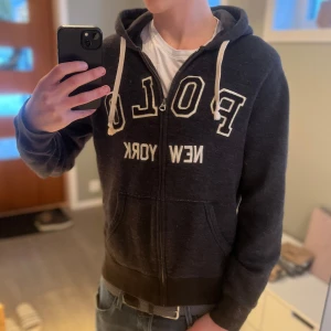 Polo Ralph Lauren zip hoodie - |Tja! En sjukt snygg Polo Ralph Lauren zip hoodie❗️| Skick 9/10 mycket bra skick, utan skavanker☑️| Storlek: S, passar mig hyfsat bra - 185cm📏| Nypris: ca 2000kr💵| Färg: svart, som på bilden🖤| Fraktar spårbart via postnord eller instabox📦| Hör av er för mer information!| Ha de fint👊