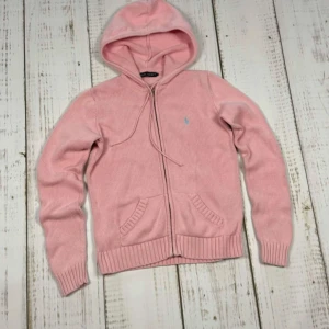 rakph lauren zip hoodie rosa - jättefin, som ny, vintage, äldre modell, perfekt nu till vinter och vår. Priset kan diskuteras. Tröjan är i mycket bra skick, har inga defekter.  Materialet är mycket behagligt att ta på. Storlek M men skull sagt den är mer som S.  Mått:  Total längd 55,5 cm  Bredd under armarna 48cm  Ärmlängd från sömmen 66,5 cm