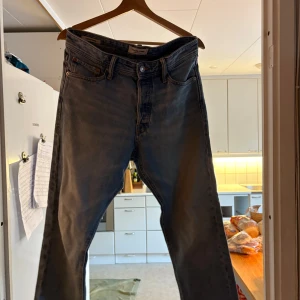 Blå jeans från Jack & Jones - Säljer ett par feta blå jeans storlek 29/30 från Jack & Jones. De har en klassisk femficksdesign och är perfekta för en avslappnad stil. Modellen är chris och det är loose fit.