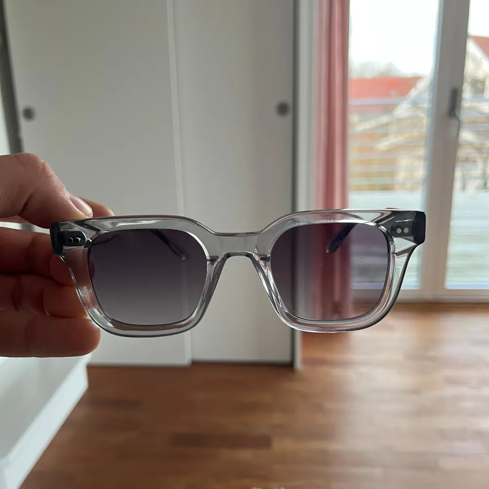 Snygga transparenta solglasögon från Chimi med fyrkantig form och mörka linser. Klassiska 04or som inte riktigt passar min stil. 45o24 storlek. Asusteet.