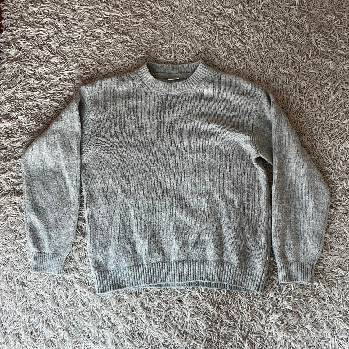 Grå stickad tröja från Solid