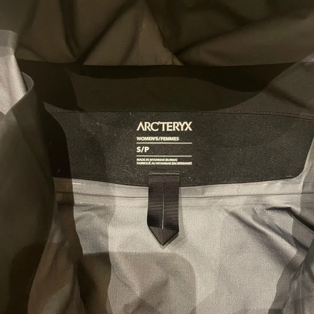 Säljer min svarta gore text skal jacka från Arc'teryx, super fin jacka som går att använda året om. Är använd i 1,5 år men i superfint skick!. Takit.