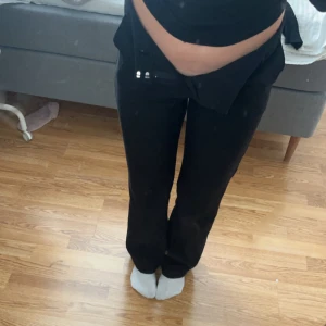 Lågmidjade kostymbyxor från Nelly - Kostymbyxor i low Waist från Nelly, använda en hel del så lite noppriga 💓