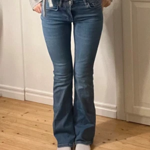 Lågmidjade bootcut jeans - Jättesnygga lågmidjade bootcut jeans, köpta på vinted av en tjej som inte hade använt de så mycket och det har inte jag heller då de inte satt riktigt som jag ville, lappen är inte kvar på byxorna men de är i storlek S/36, lånade bilder av hon jag köpte av. Midjan rakt över: 35 cm Innerbenslängd: 78,5 Ytterbenslängd 98 cm