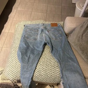 Levi's 501 jeans - Klassiska Levi's 501 jeans i ljusblå denim. De har en rak passform och är tillverkade i slitstarkt jeansmaterial. W34 L30