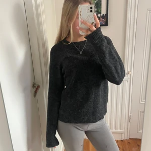 Grå tröja Vero Moda - Tröja från Vero Moda, knappt använd & inga defekter🙌