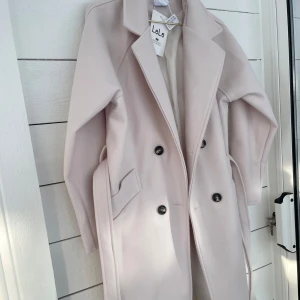 Acelya ullkappa - aldrig använd  - Kappa med dubbelknäppning och klassisk krage, storlek SMALL. Aldrig använd!  Nypris 699:-, säljer för 500 + frakt 