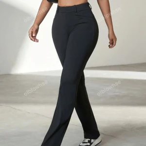 Svarta bootcut byxor - Snygga svarta bootcut byxor med hög midja. Perfekta för en stilren look och passar till många olika tillfällen. Byxorna har en klassisk design med en smickrande passform.