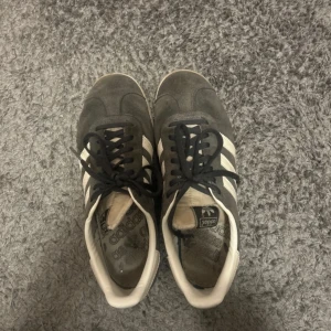 Grå Adidas Gazelle sneakers - Använda men bra skick! Nypris ca 1000. Storlek 41 å 1/2 men mer som 41/40