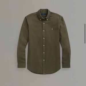 Oliv grön skjorta från Polo Ralph Lauren (måste strykas) - Org pris: 1,1k SEK. Snygg olivgrön skjorta från Polo Ralph Lauren med klassisk krage och knappar framtill. Den har långa ärmar och en broderad logotyp på bröstet. Perfekt för sommaren. 9/10 skick, använd en gång tvättad och ren