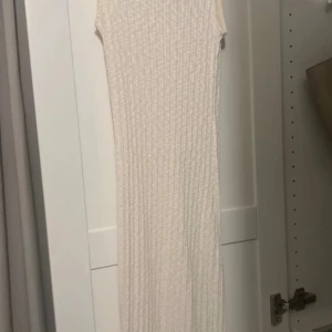 Vit klänning  - Klänning som funkar som antingen vanlig klänning eller som cover-up. Den är från H&M i storlek Xs men passar upp till nog M då den är stretchig 