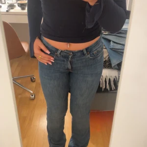 Lågmidjade jeans - Snygga blåa lågmidjade jeans från zara i storlek 34. De har en låg midja och en straight passform men blir lite bootcut. Hör av dig för fler bilder, prisförslag m.m. 