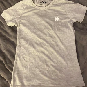 Grå Tränings t-shirt från Lager 157 - Den är bara använd några gånger