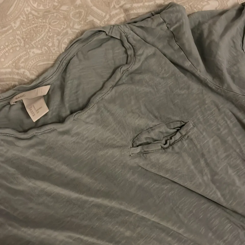 Säljer en enkel grå t-shirt från H&M Basic-kollektionen. T-shirten har korta ärmar och en avslappnad passform, perfekt för en casual look. Tillverkad i mjukt material för extra komfort.. T-paidat.
