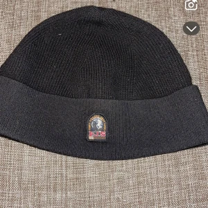 Svart stickad mössa från Parajumpers - Snygg svart stickad mössa från parajumpers