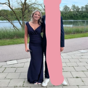 Balklänning - Min älskade bal klänning. Använd endast en gång.  Inga defekter. Jätte fin och ganska simpel. Stretchiga material. Passar xs-s och kanske m. Köpt på bubbleroom förra året för 800kr. Vid snabbt köp går priset att diskutera 