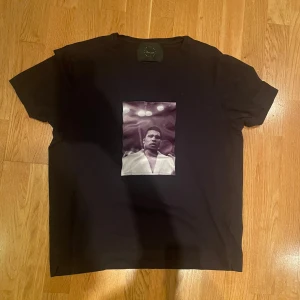 Limitato T-shirt - Säljer min limitato T-shirt med en bild på muhammad ali. Storlek S. Nypris runt 1700. Hör av dig vid frågor eller funderingar.