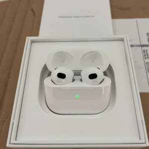 Airlods 3 - Helt nya endast testade och säljer eftersom att jag föredrar 2 pros. OBS BOX MEDFÖLJER INTE