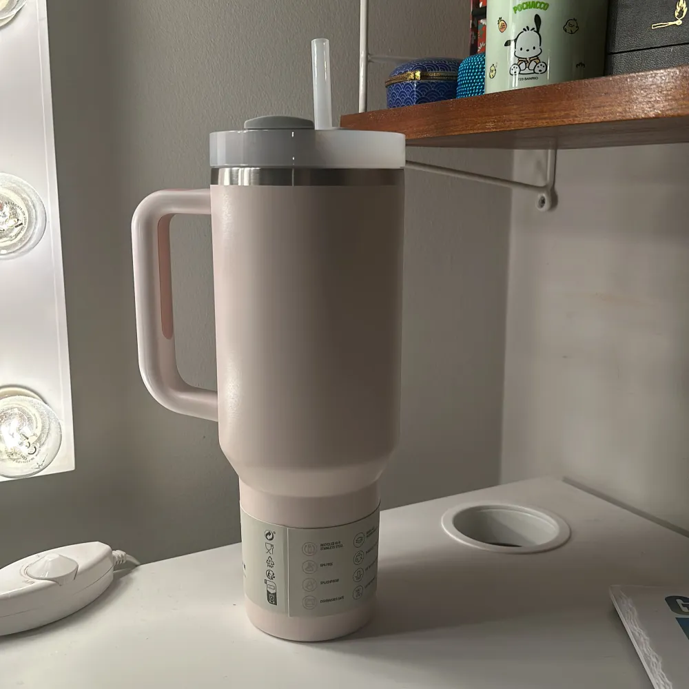 Säljer en stilren beige Quencher H2.0 Tumbler från Stanley. Den rymmer 40 oz (1,18 L) och är helt oanvänd. Säljer pga att jag redan har en💓Köpt för 699kr. Muu.
