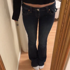 True Religion jeans  - Mörkblåa lågmidjade True Religion jeans som inte kommer till använding. De är i nytt skick och passar mig som är 166💗💗