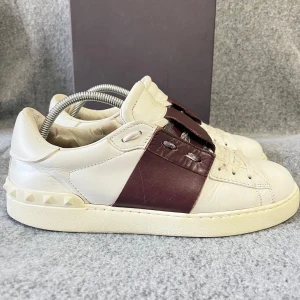 Valentino open skor - Skicket är bra 8/10 finns defekt på hälen bild finns |  storlek 42-43 | endast skorna ingår | skriv vid frågor | SJÄLVFALLET ÄR DEM ÄKTA.