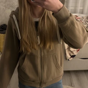 Zip up hoodie - Säljer en beige hoodie från Nonation Athletic med dragkedja och huva.    Strl: XS    Har använt typ 2 gånger ❤️