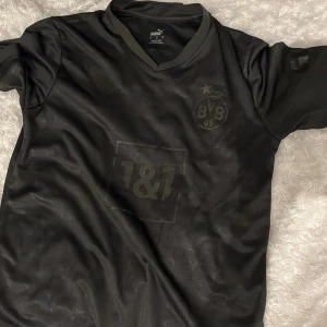 Dortmund fotbollströja  - Säljer denna feta Limited edition Dortmund tröjan med #11 Reus på ryggen. Den heter all black från säsongen 22/23. Perfekt skick och alla tryck sitter kvar. Även äkta 😝