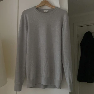 John Henric tröja - Tjabba! Säljer denna John Henric tröja i merino ull. tröjan har inga skador eller effekter, förutom en liten missfärgning vid etiketten i nacken som knappt syns, annars inga konstigheter! Ljuset i bilden är väldigt dåligt! (Se istället bild 2) Storleken är Large men passar också Medium! Om du har frågor är det bara att DMa mig🚀 mvh Vidar✌🏼